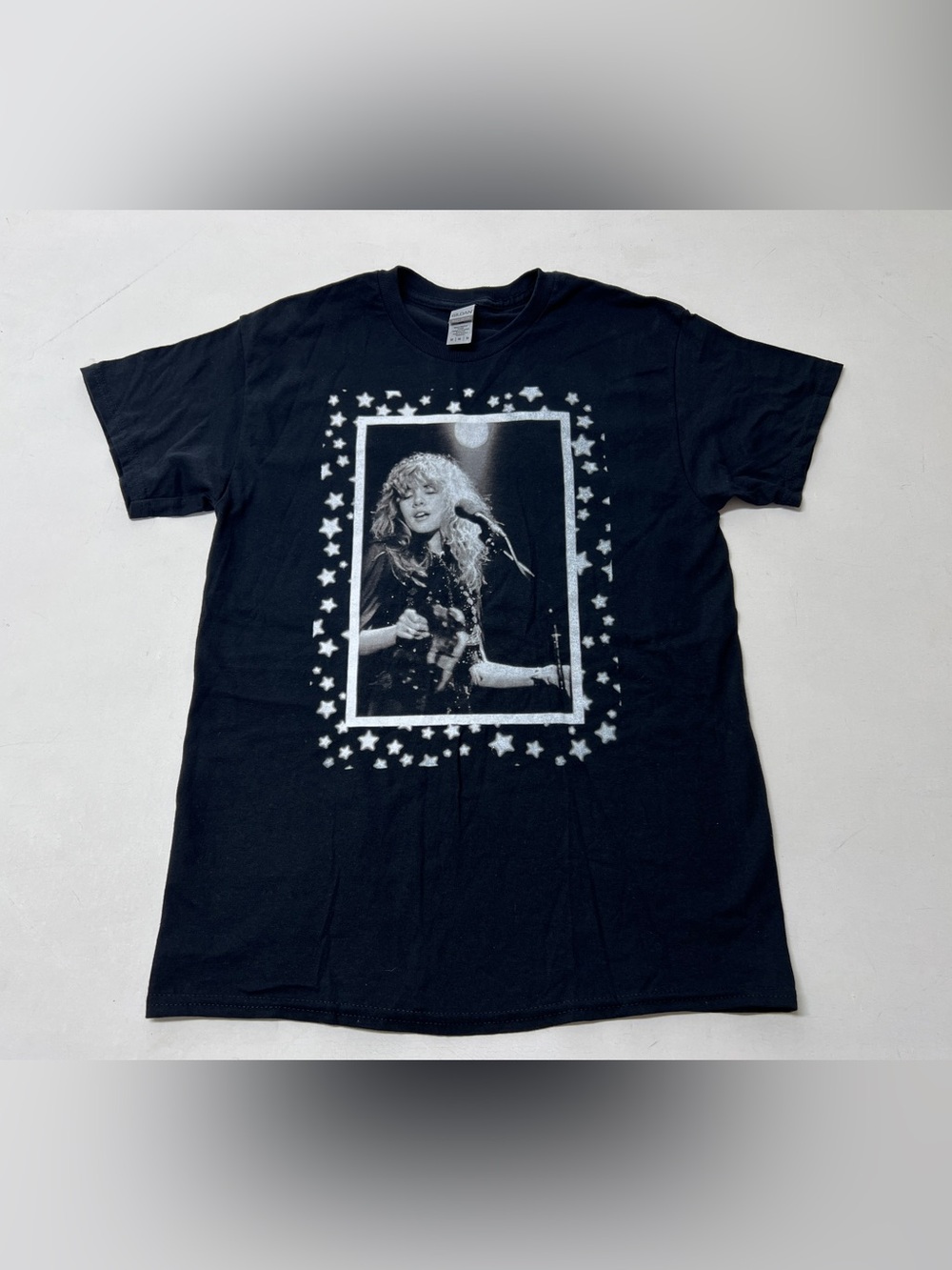 Stevie Nicks Menโs Medium Black Concert Photo Graphic T-Shirt Gildan